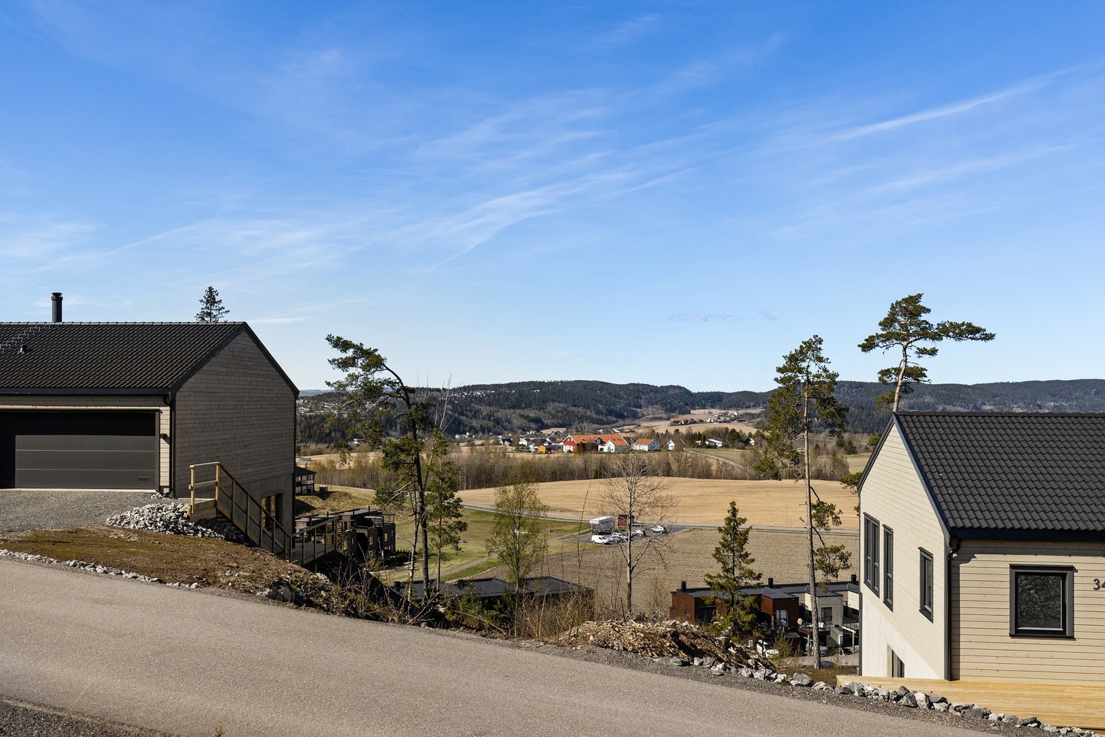 Fra eiendommen er det kort vei til marka, med turstier og skiløyper rett utenfor døren. Galleribilde