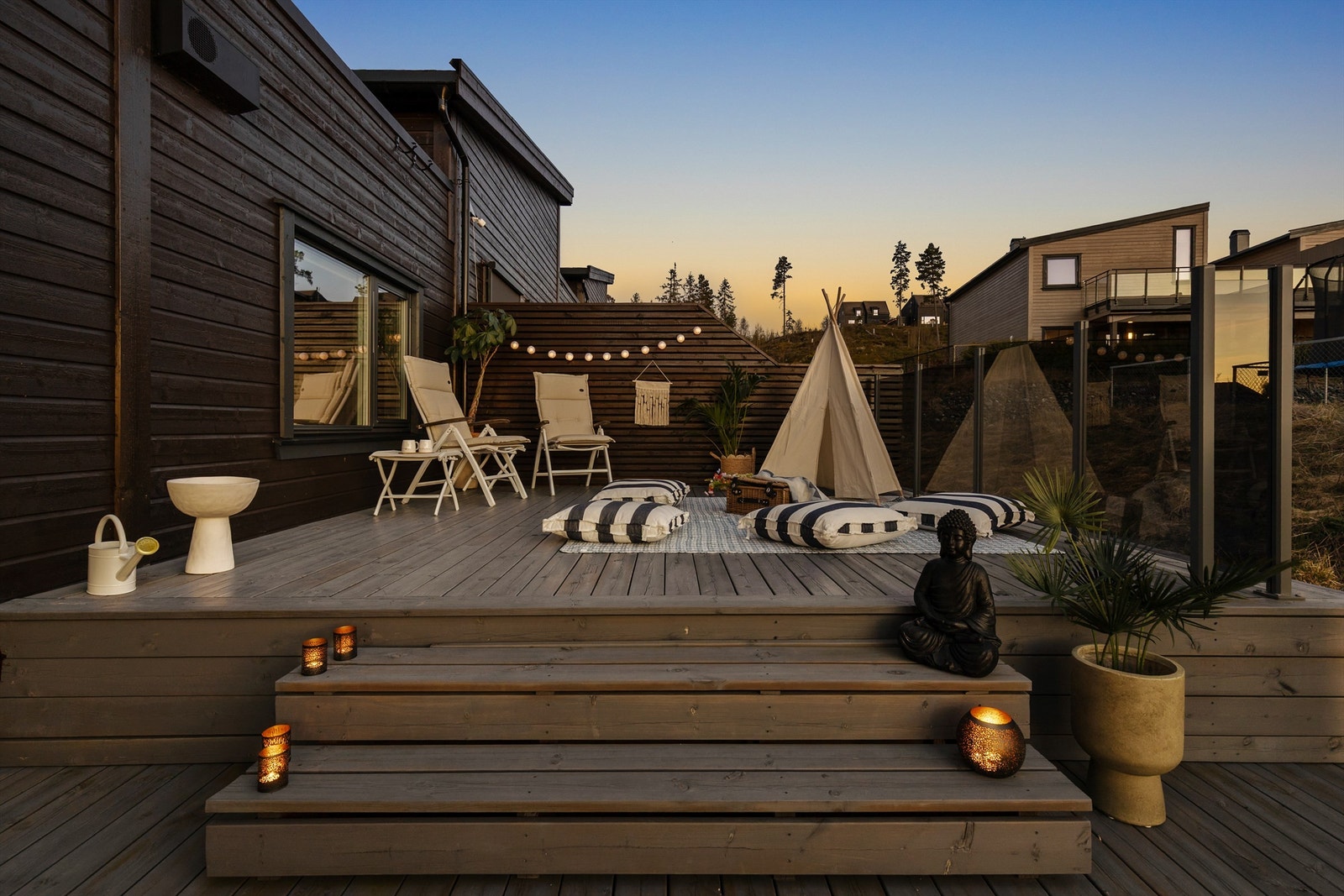 Fra kjøkkenet er det utgang til en terrasse på hele 41 m², fordelt over to plan. En sosial sone med god plass for familie og venner. Galleribilde