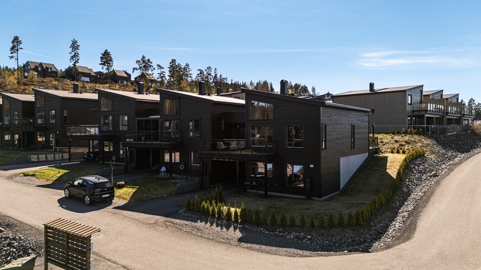 Velkommen til Funkellia 23! Et moderne og innholdsrikt enderekkehus fra 2021 i det familievennlige boligfeltet Granåsen. Galleribilde