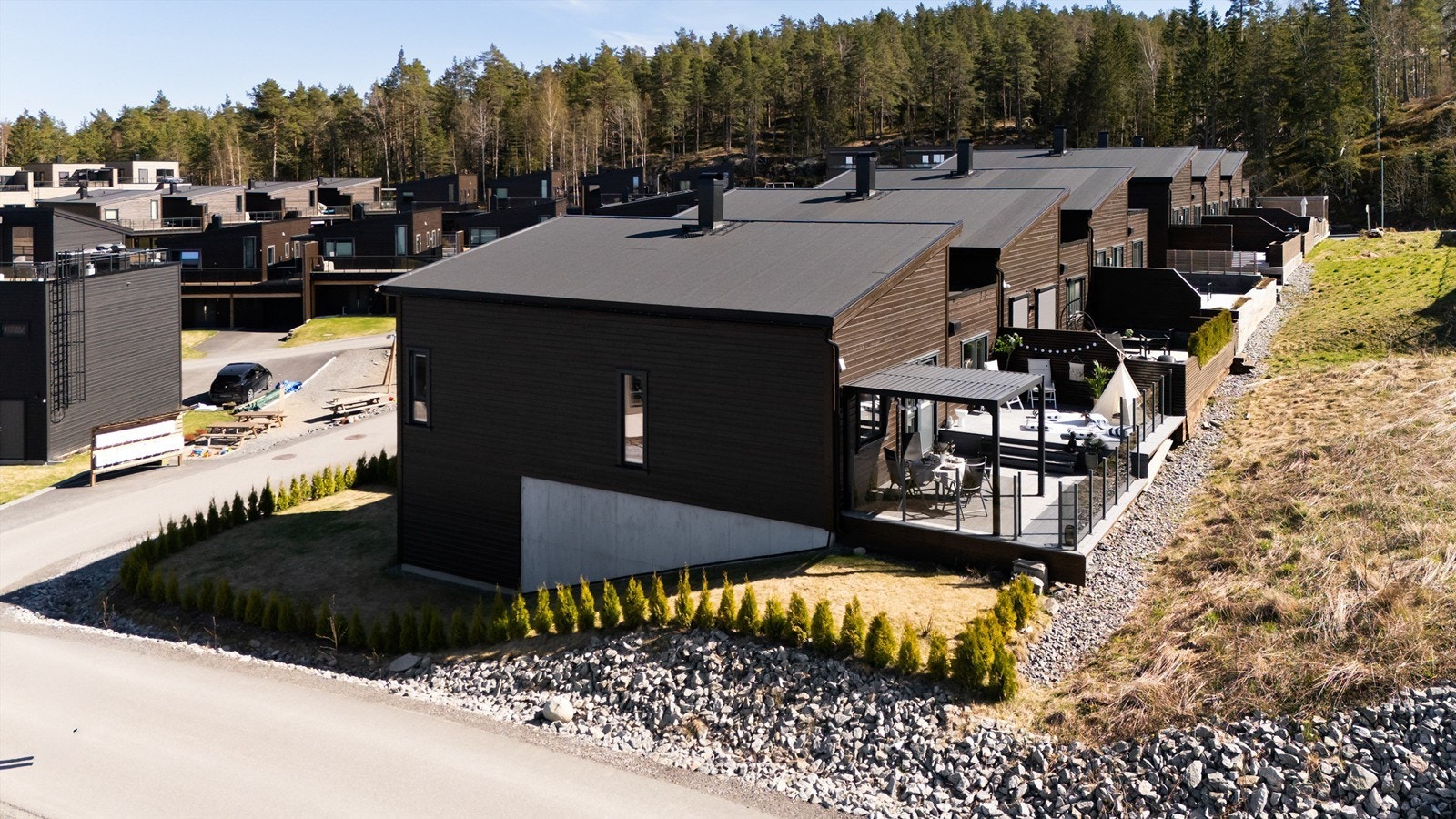Som endebolig har eiendommen en friere beliggenhet og en større hage. Galleribilde