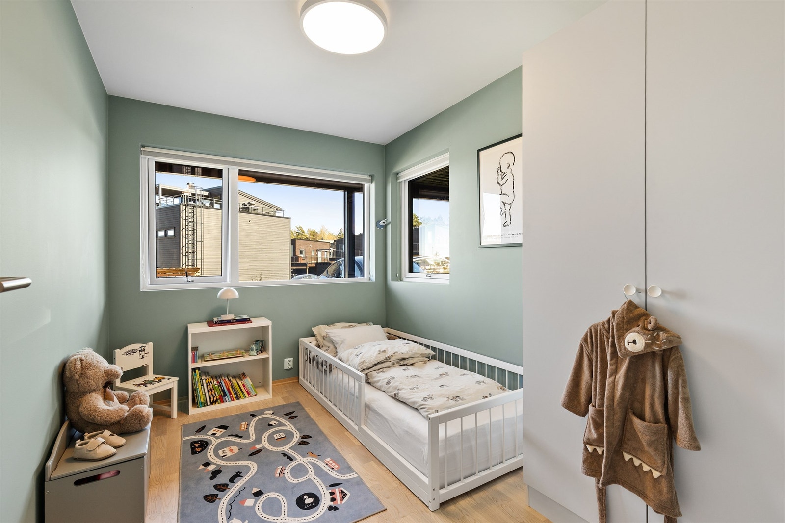 Det andre soverommet i første etasje. Perfekt til barnerom, gjesterom eller kontor. Galleribilde