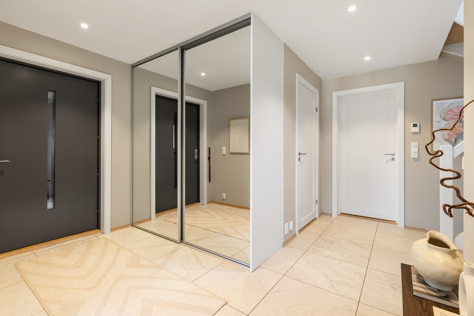 Romslig entré med skyvedørsgarderobe for god oppbevaring av yttertøy. Galleribilde