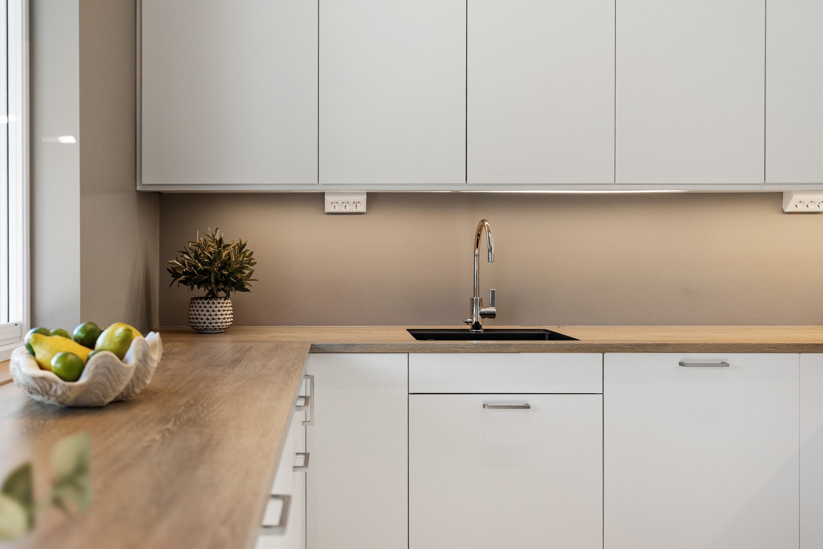 Ettgreps blandebatteri og kum gir et rent og moderne uttrykk. Galleribilde