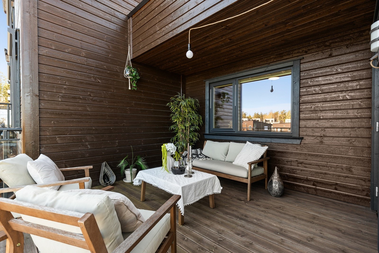 Den overbygde delen av balkongen gir ly for vær og vind, og utvider brukstiden. Galleribilde