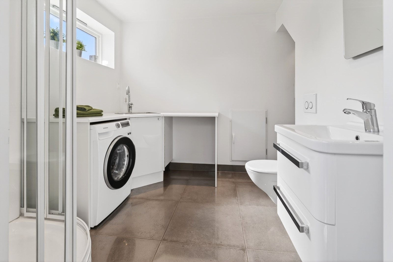 Wc, dusjkabinett, servantskap og praktisk benkeplass med vask Galleribilde