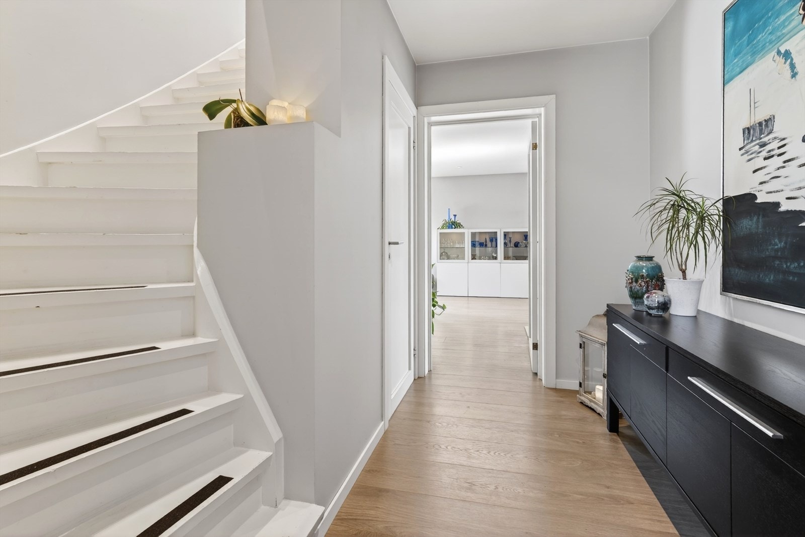 Hall med lukket trapp til loft Galleribilde