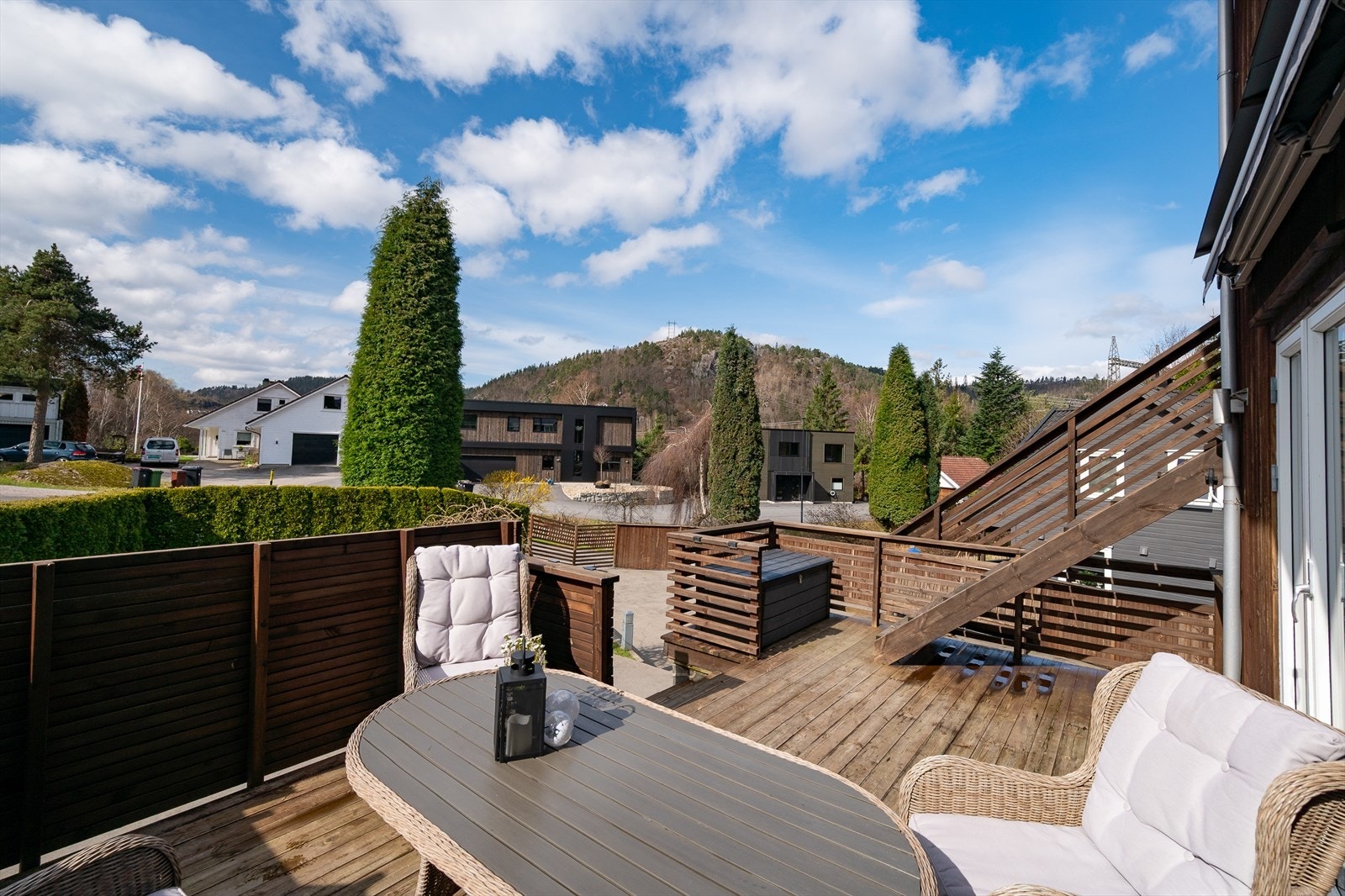 Terrassen vender sydvest med gode solforhold Galleribilde