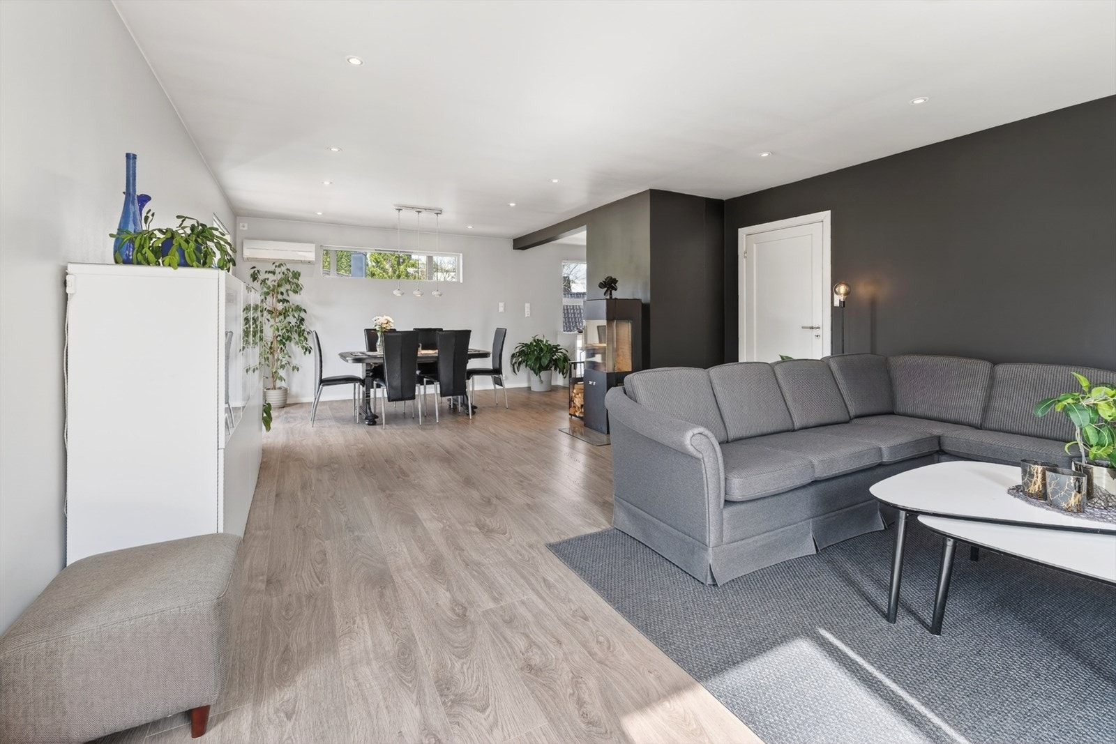 Naturlig plass for sittegruppe og spisebord Galleribilde