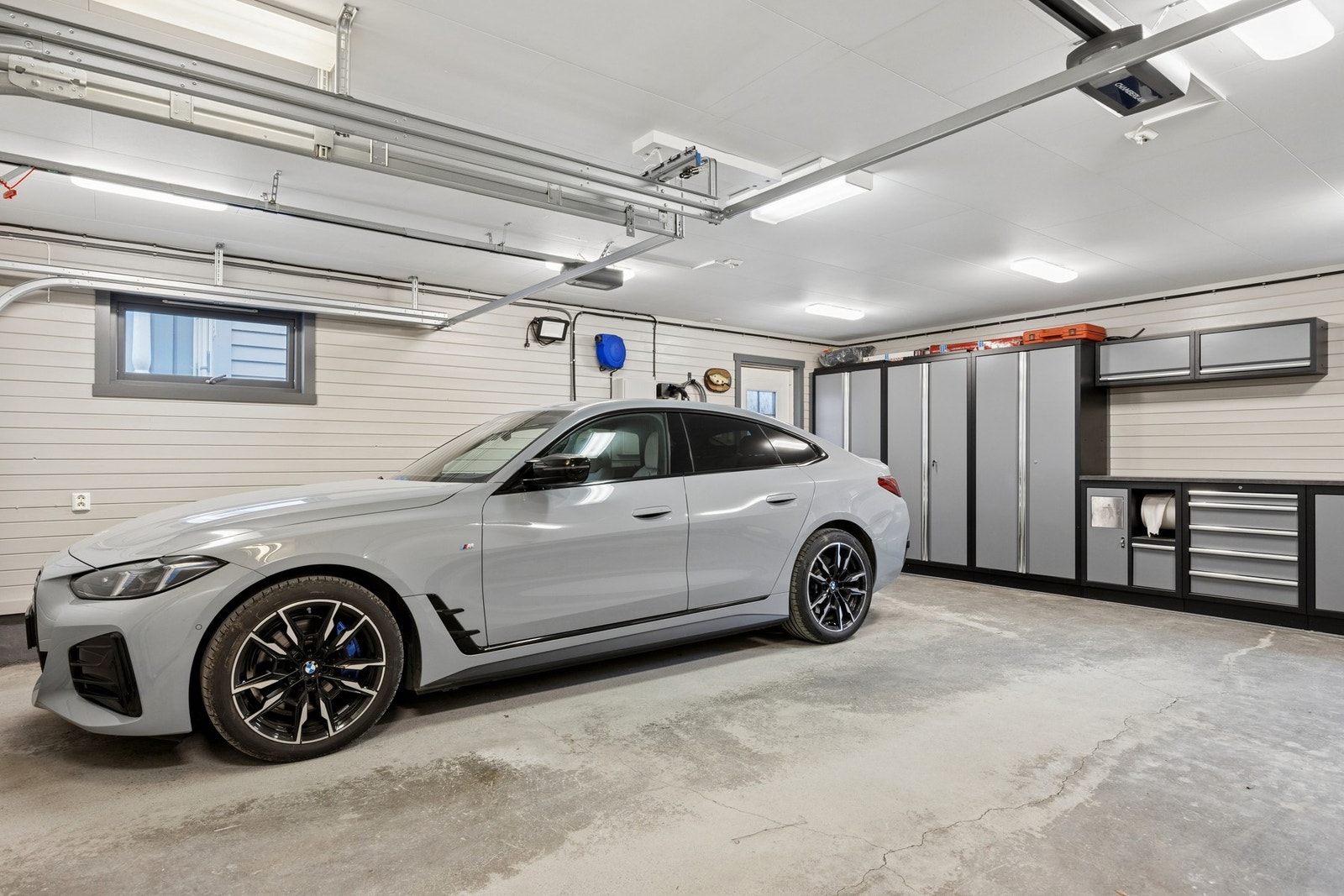 Dobbelgarasje er isolert og har varmepumpe. Elektriske porter fra Hörmann. Galleribilde