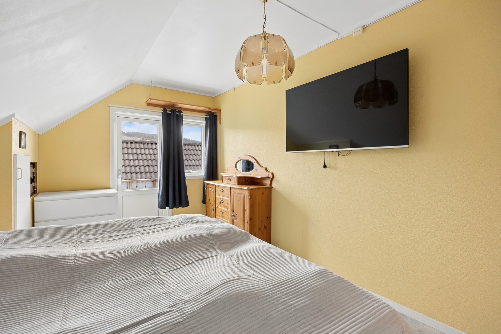 På loft er det til sammen 3 soverom og bad. Galleribilde