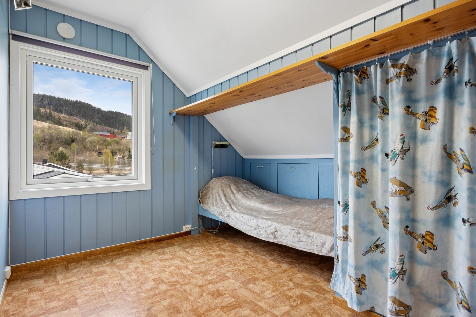 Soverommene har større gulvflate enn det som er oppgitt som areal i plantegning på grunn av skråtaket. Galleribilde