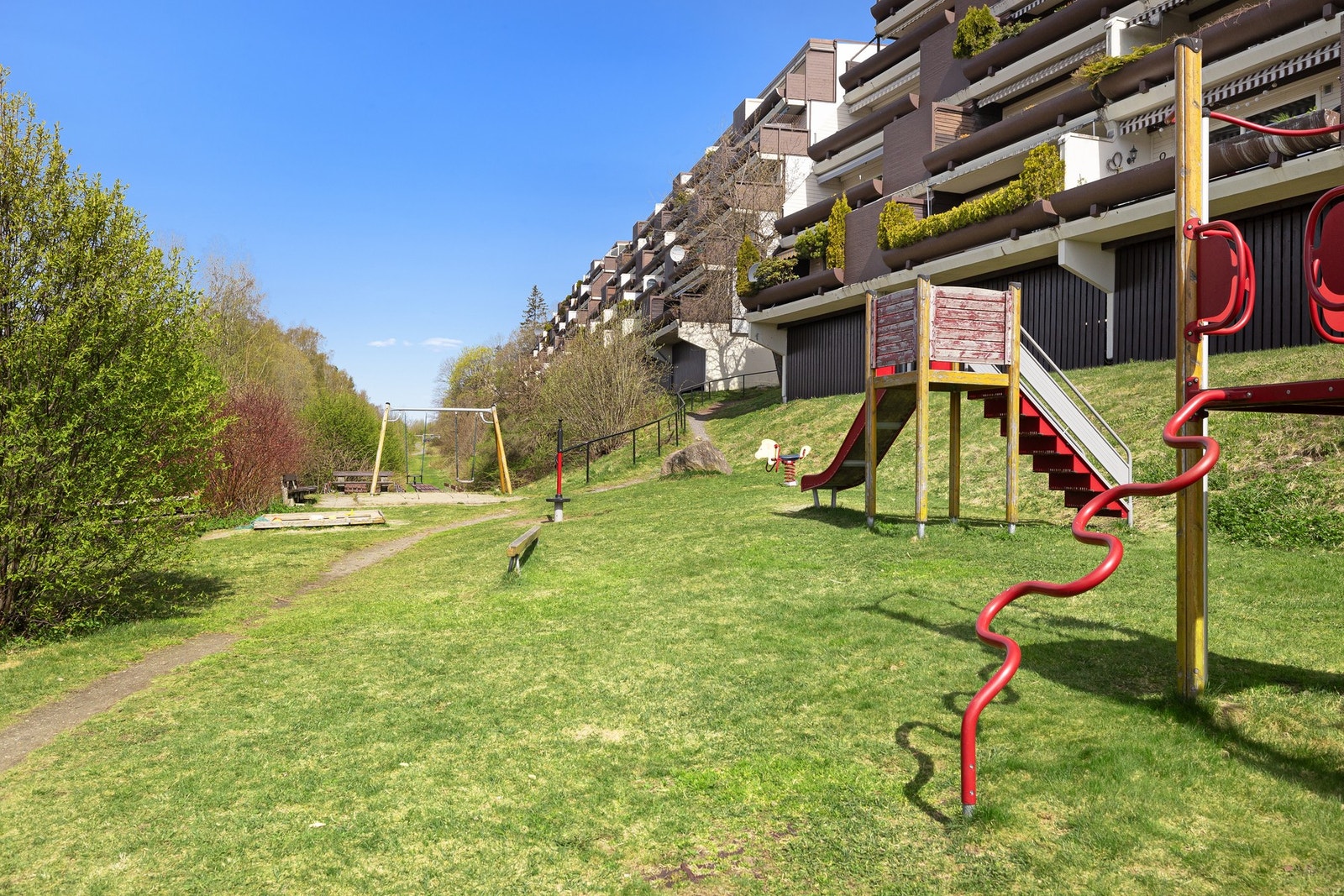 Barnevennlig område med hyggelige lekeplasser og fine grøntområder. Galleribilde