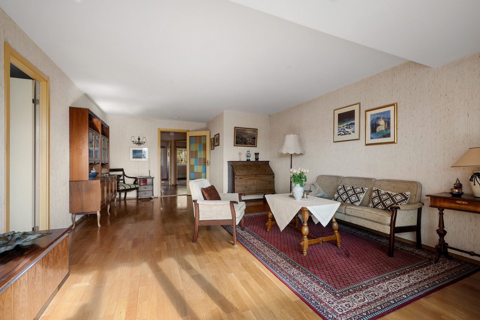 Stor stue med fleksibel planløsning og gode muligheter for ombygging, blant annet flytting av kjøkken og etablering av en mer moderne løsning. Galleribilde