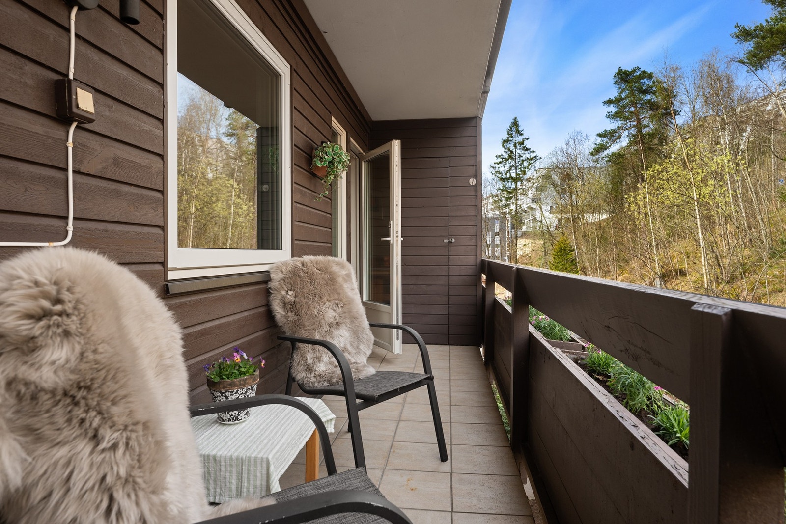 Hyggelig veranda med plass til sittegruppe, perfekt for rolige morgenstunder og en kopp kaffe i solen. Galleribilde