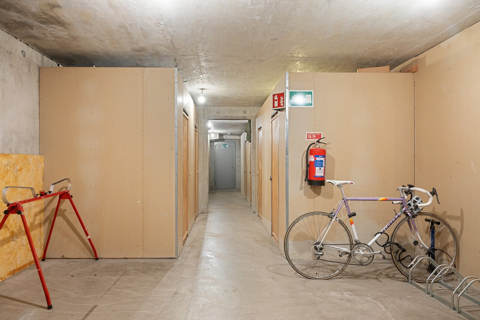 Praktisk kjeller med egen bod samt felles sykkelparkering, med enkel og trappefri adkomst via dør i gavlvegg. Galleribilde
