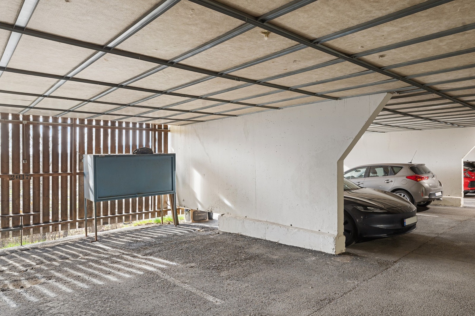 Det medfølger fast parkeringsplass i felles garasjeanlegg med tilhørende låsbart dekkskap og det fins flere gjesteplasser. Galleribilde