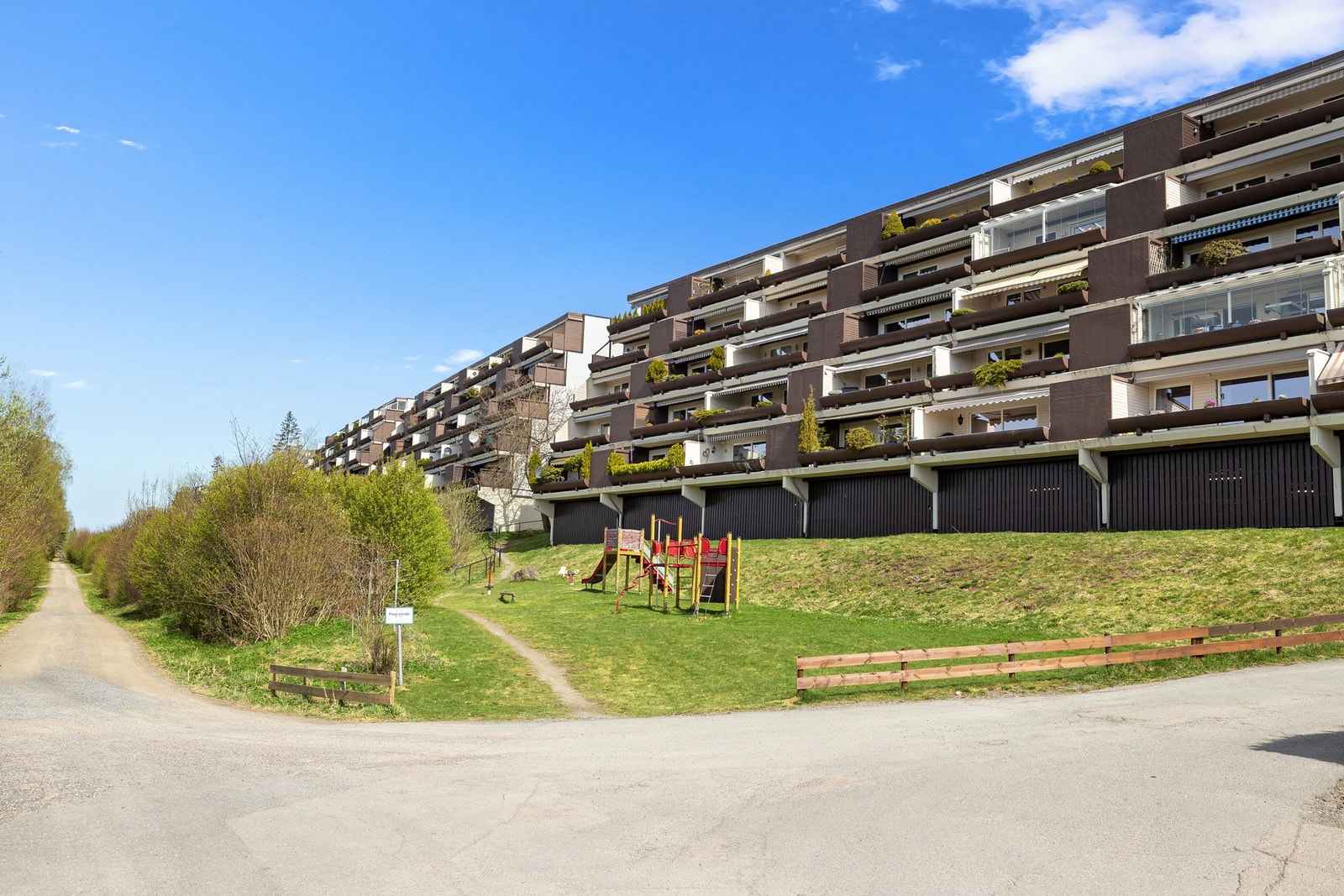 Nedenfor borettslaget går det en hyggelig tursti som tar deg til Bogstadvannet og videre inn i Sørkedalen m.m. Galleribilde