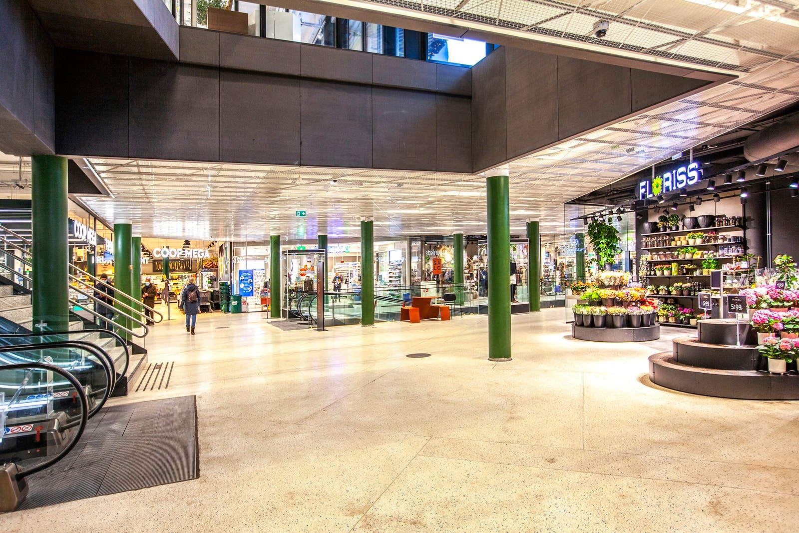 Røa Torg er et nytt og flott kjøpesenter med en rekke butikker, kaféer og andre tilbud. Galleribilde
