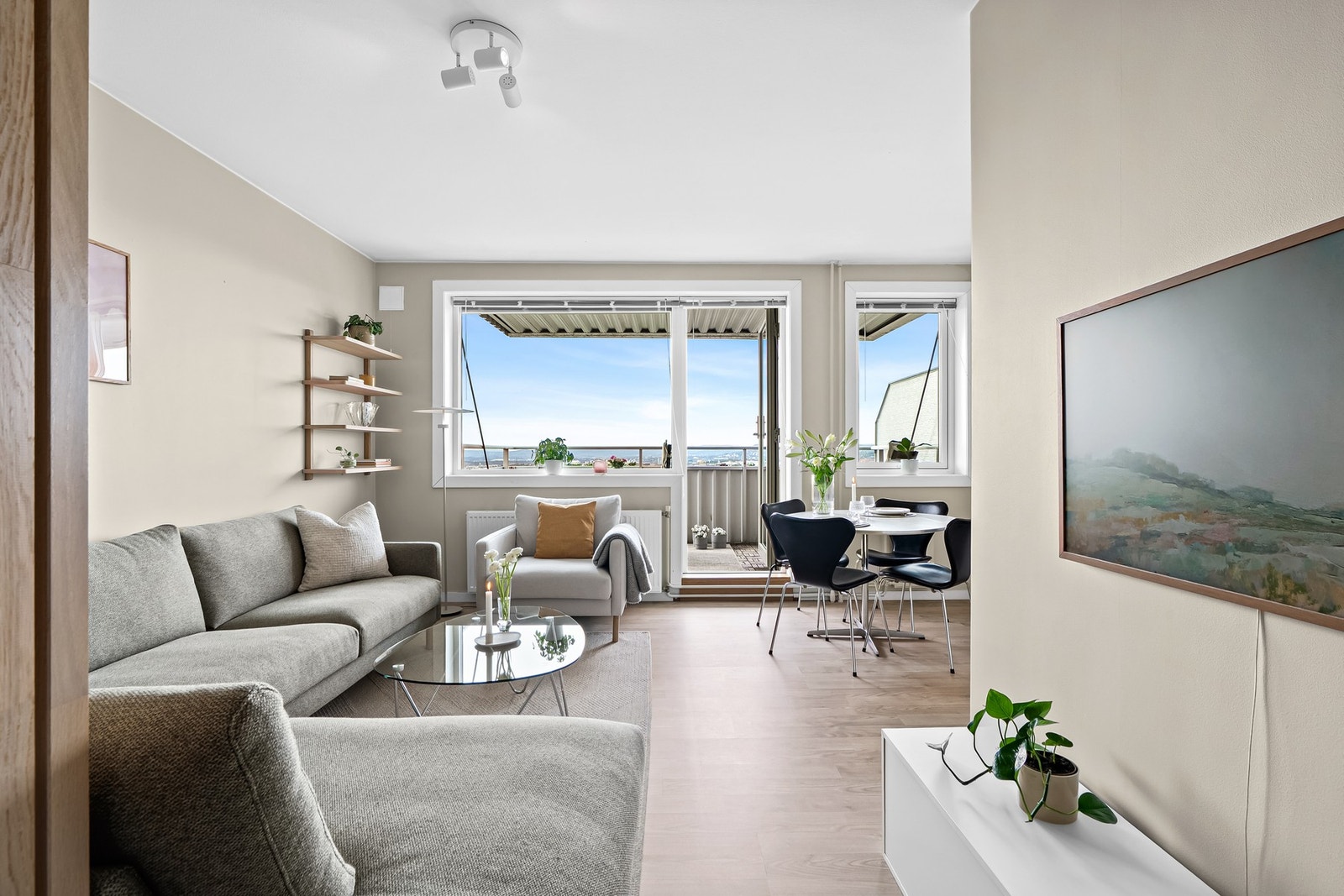 Et godt oppholdsrom, med plass til å ha besøk av gode venner og familie. Galleribilde