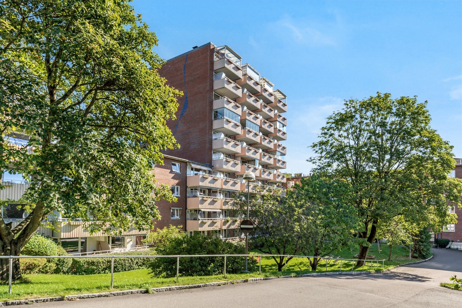 Borettslaget har pent opparbeidet uteområde, og blokken er omkranset av grønt fellesareal. Galleribilde