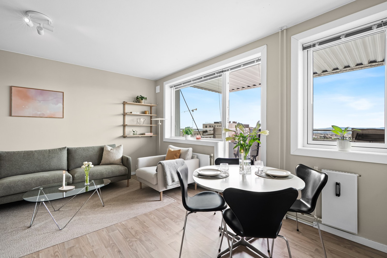Leiligheten har åpen løsning mellom stuen og kjøkkenet, og spiseplassen fungerer som et naturlig skille mellom de to rommene. Galleribilde