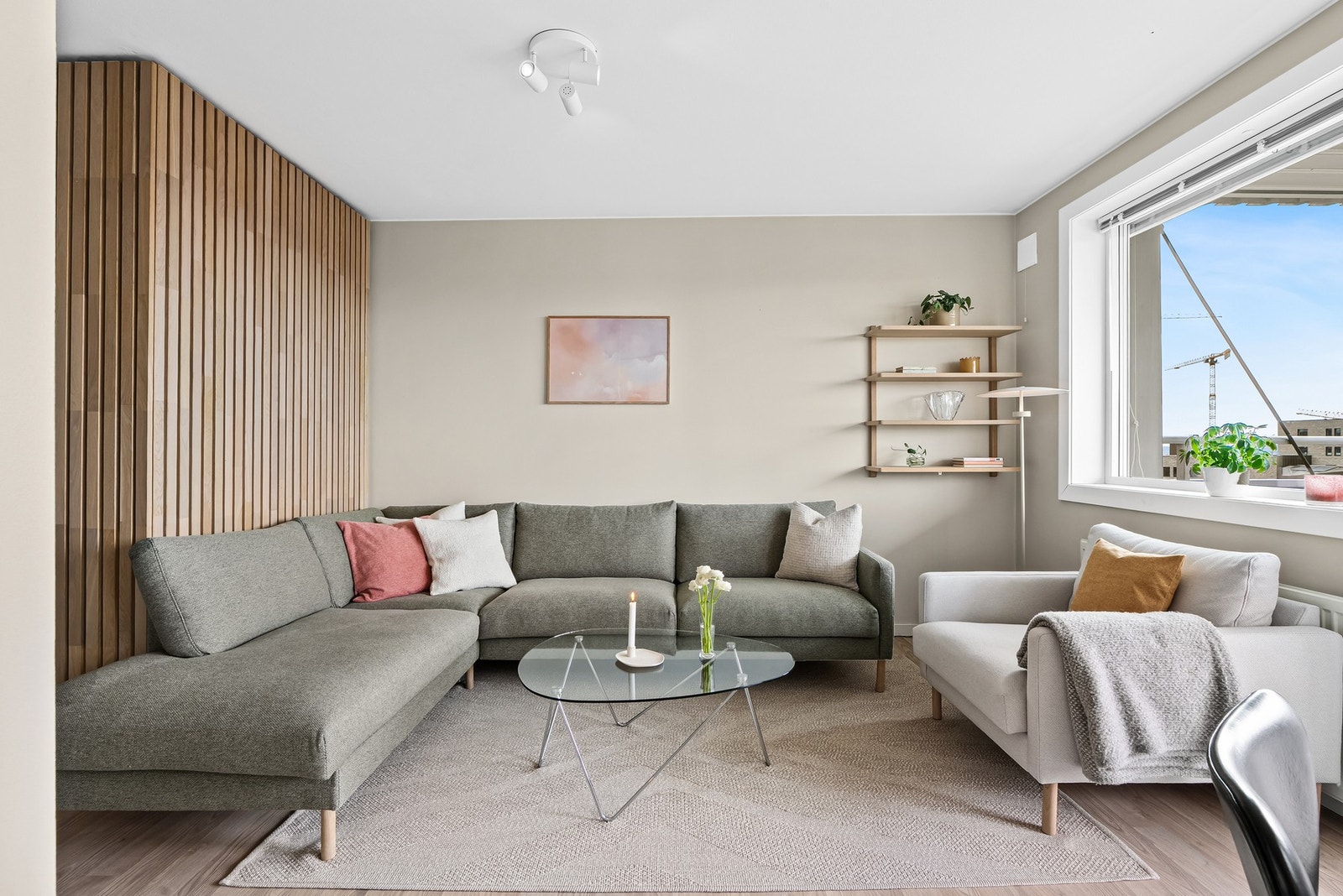 Stuen er romslig, og har god plass til sofagruppe og TV-møblement. Galleribilde