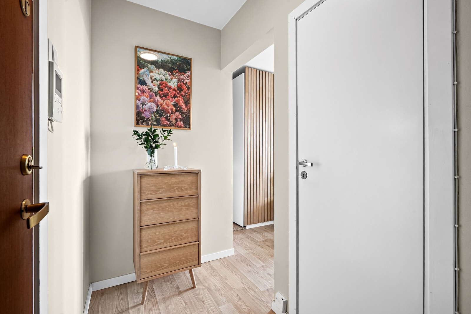 Fin entré med plass til kommode. Det er installert dørcalling med kamera. Galleribilde