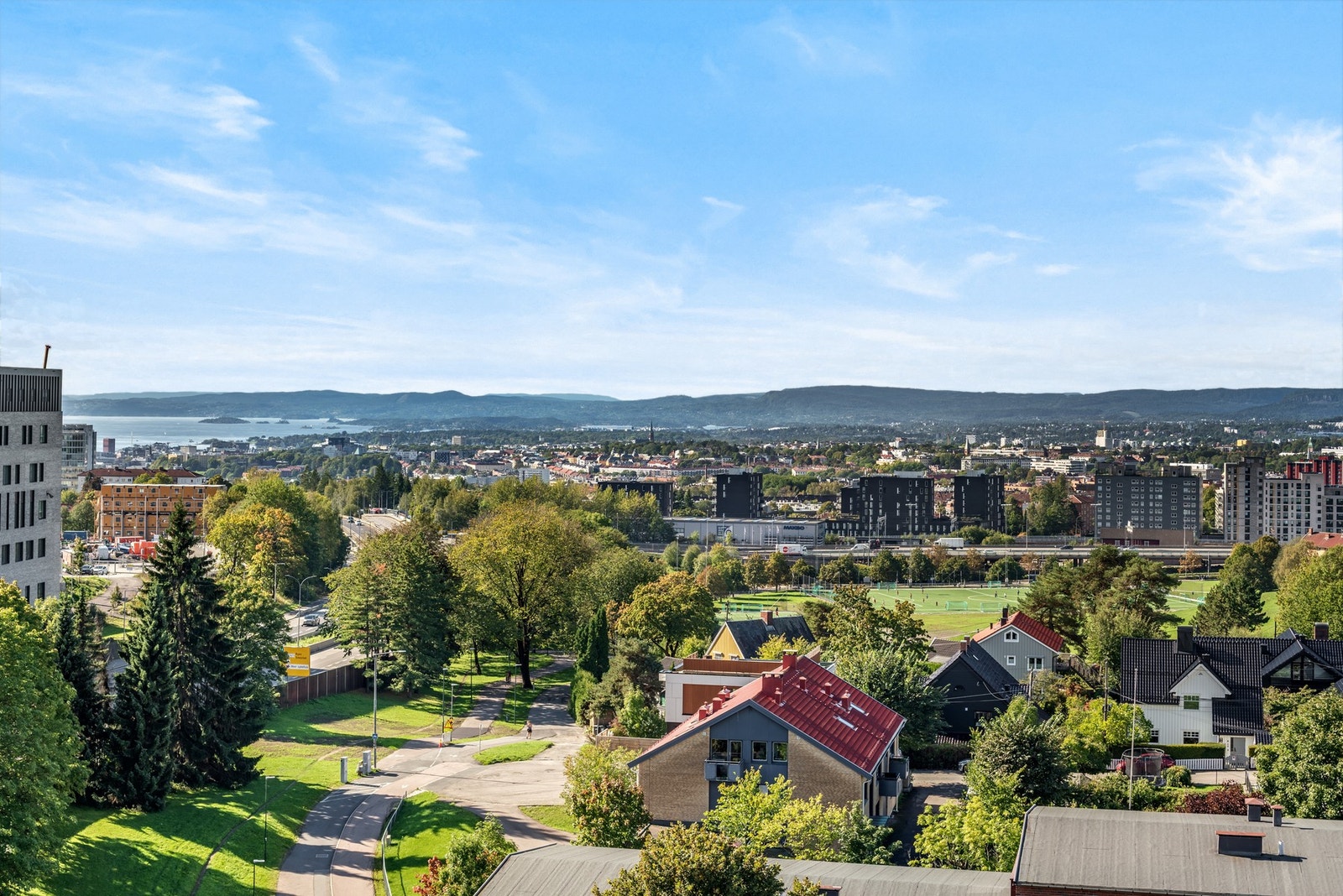 Her bor du godt i 9.etasje, med solrik utsiktsbalkong som fungerer som en forlengelse av stuen i sommerhalvåret. Galleribilde