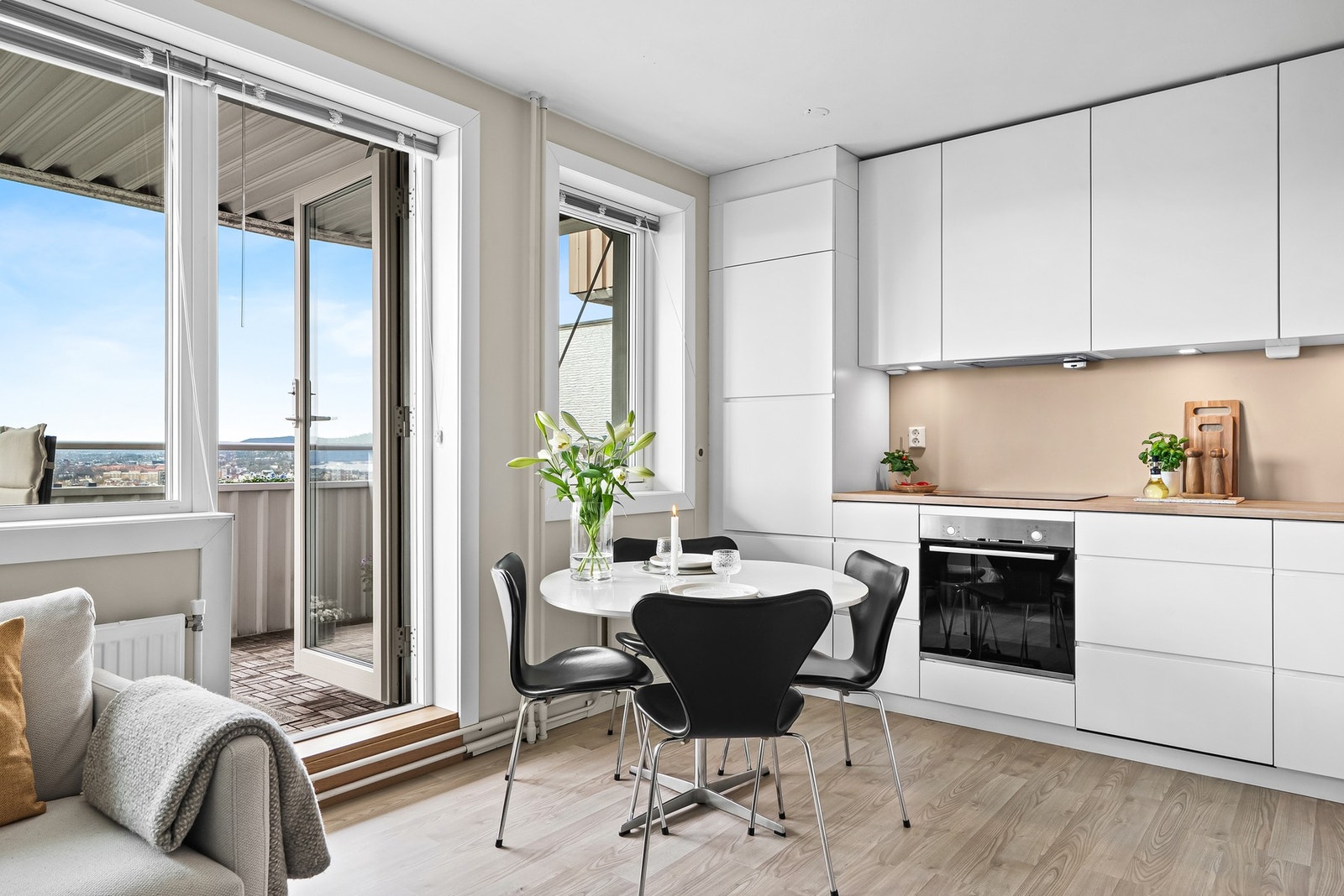 Leiligheten har en praktisk planløsning, og et tidsriktig og innbydende uttrykk. Galleribilde