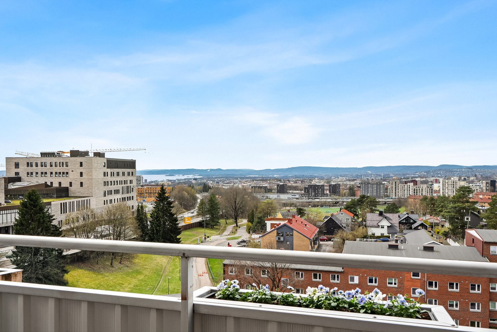 Den gode interne beliggenheten gir en utrolig flott utsikt, både mot fjorden og utover Oslo. Galleribilde