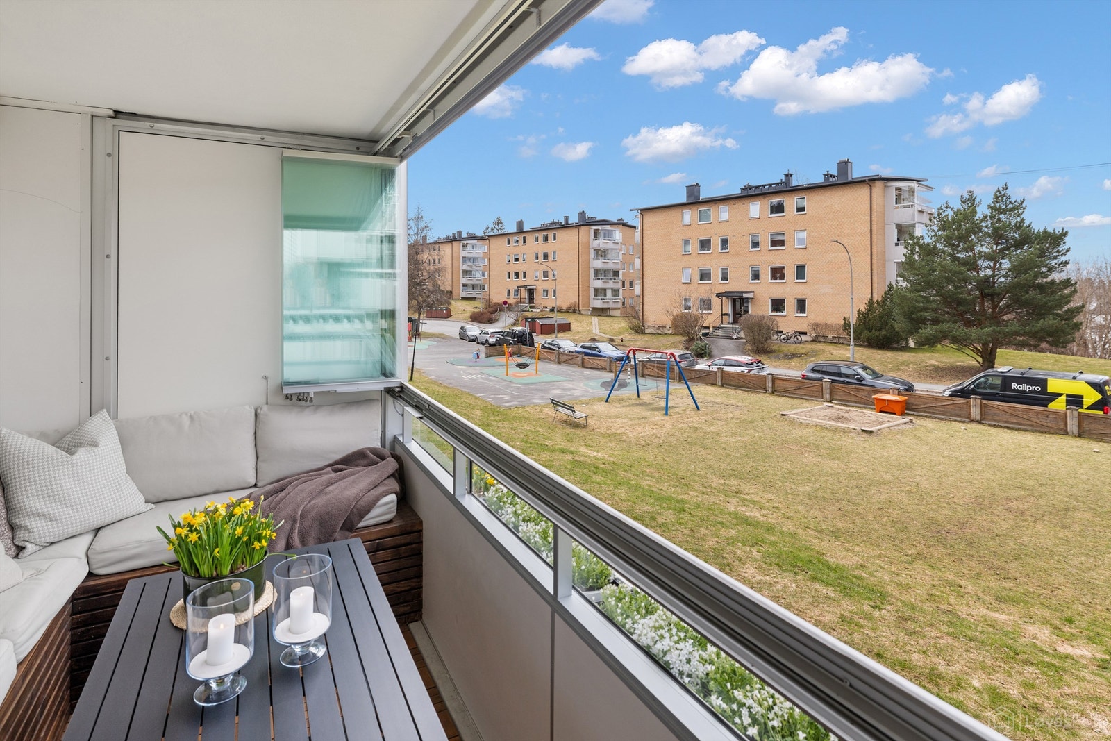 Hyggelig utsyn over plenareal. Veien er blindvei Galleribilde