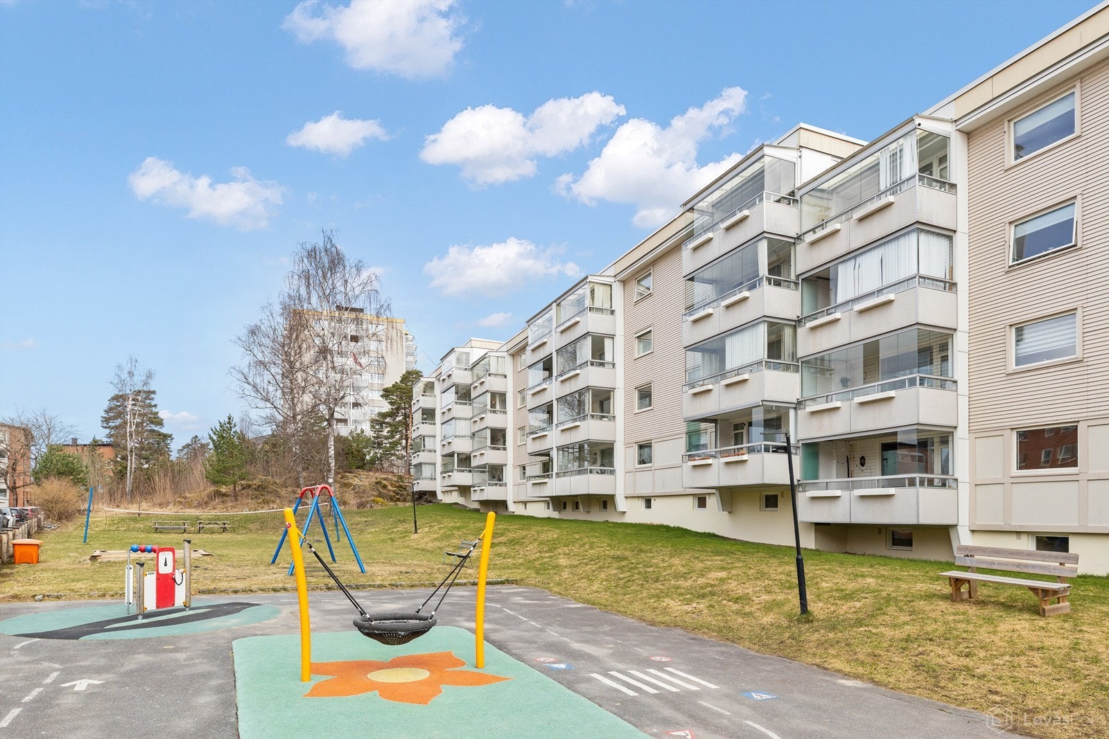 Pent opparbeidet tomt med plenarealer, beplantning, sittegrupper og lekeplass, samt naturtomt. Asfalterte adkomstveier Galleribilde