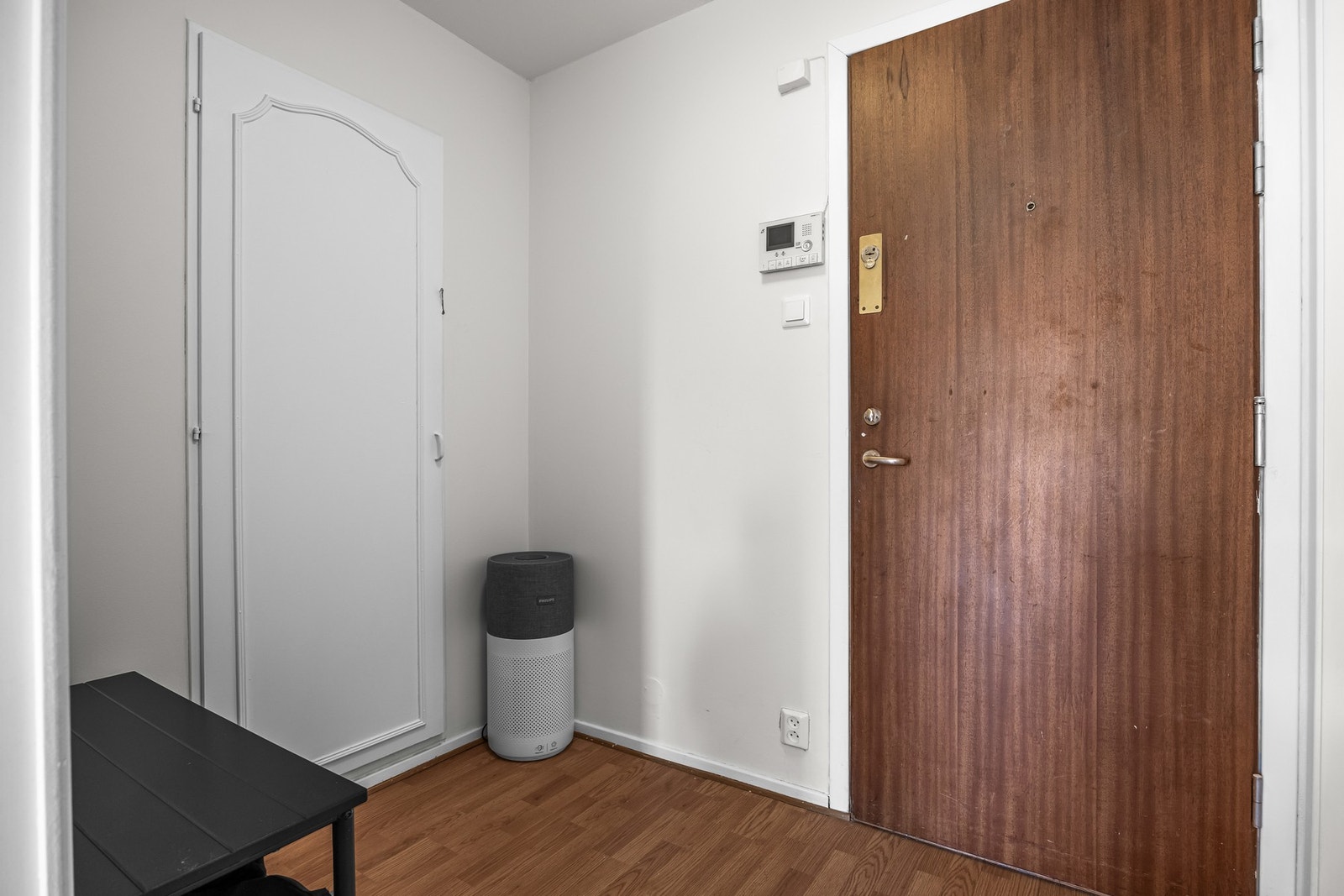 Innbydende inngangsparti med plass til oppbevaring og enkel adkomst til boligens øvrige rom. Galleribilde