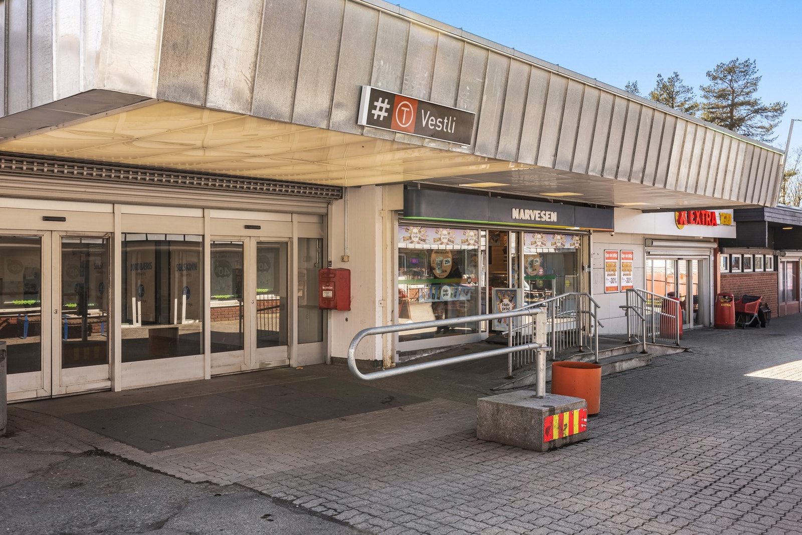 Vestli T-banestasjon ligger ca. 450 m unna. Her går linje 4 og 5 med hyppige avganger til sentrum og Bergkrystallen. Galleribilde