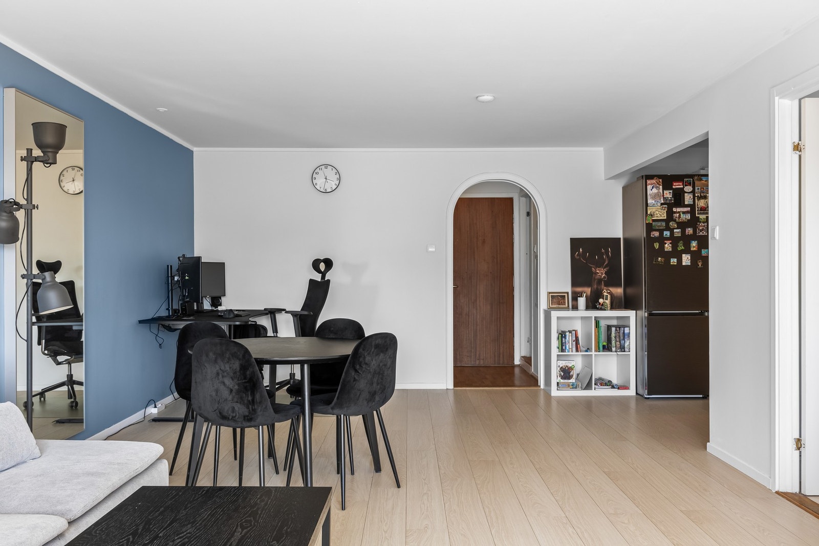 Stue med praktisk planløsning og naturlig overgang til spiseplass og hjemmekontor - ideelt for både hverdag og gjester. Galleribilde