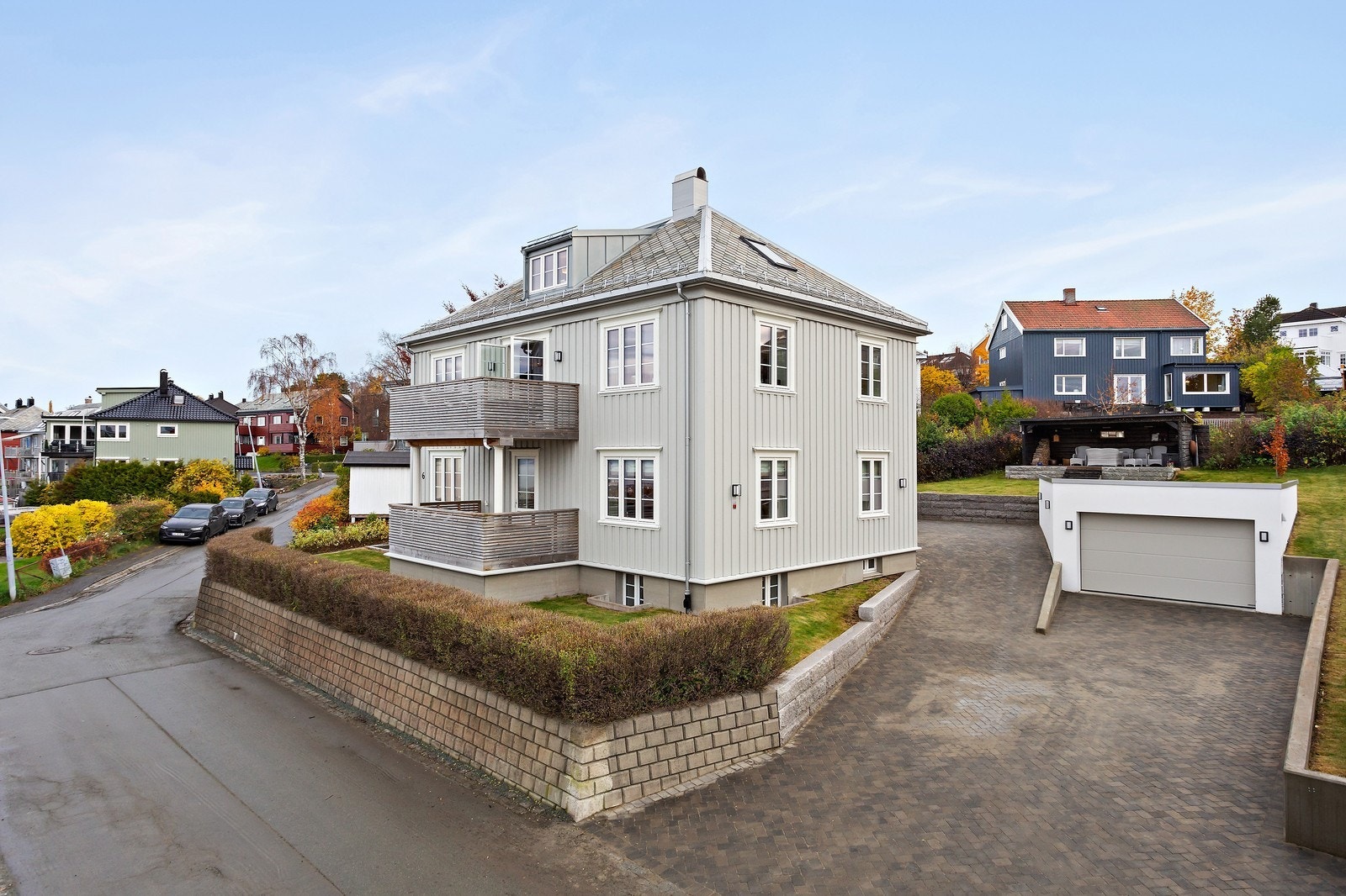 Oppkjørsel med plass til flere biler samt dobbeltgarasje Galleribilde