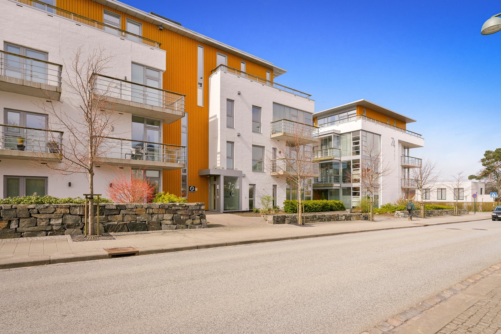 Boligen har umiddelbar nærhet til skoler og idrettsanlegget rundt Stavanger stadion, med friidrettsbaner, ballbaner, ballbinge og en rekke morsomme leke- og aktivitetsområder. Galleribilde