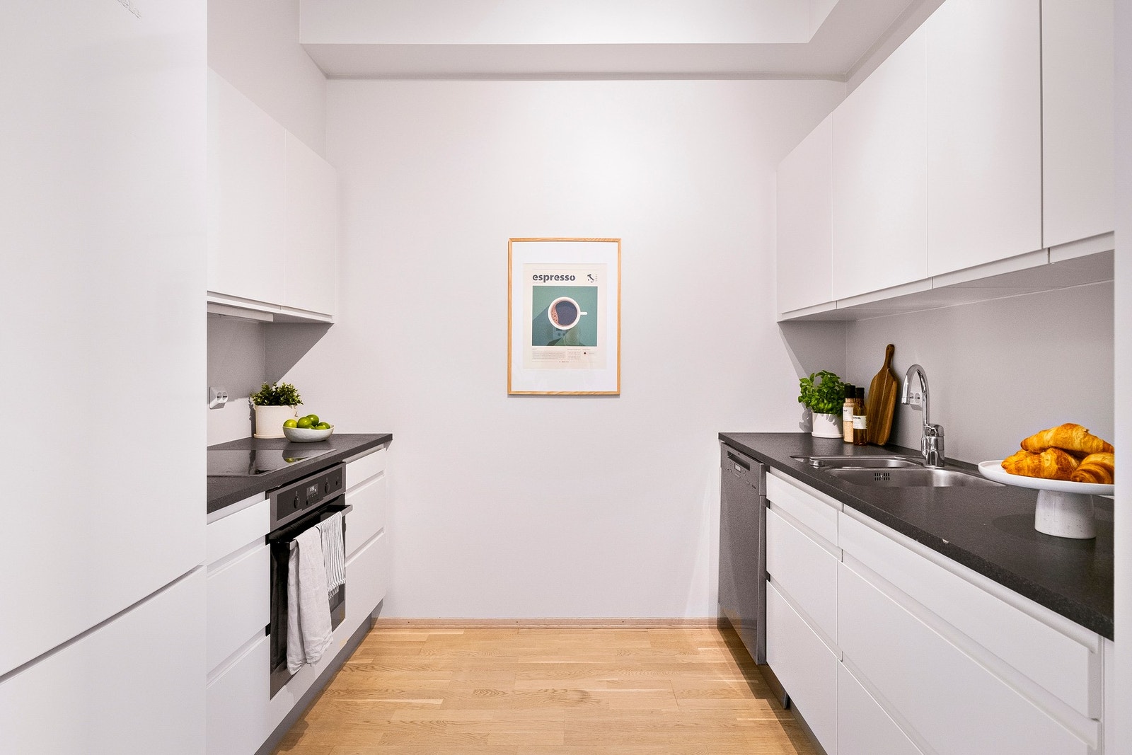 Kjøkkenet er levert av HTH og har hvite, slette fronter. Galleribilde