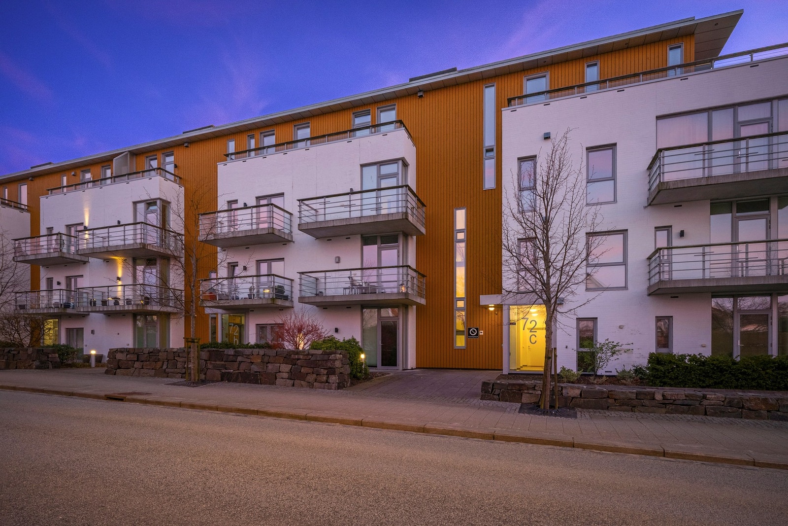 Eiendommen ligger i et veletablert, sentrumsnært og meget etterspurt boligområde på Eiganes. Galleribilde