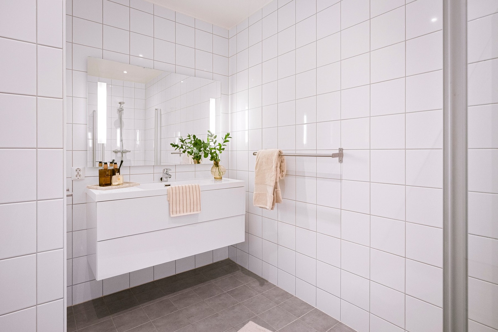 Badet er helfliset og har varmekabler i gulvet. Galleribilde