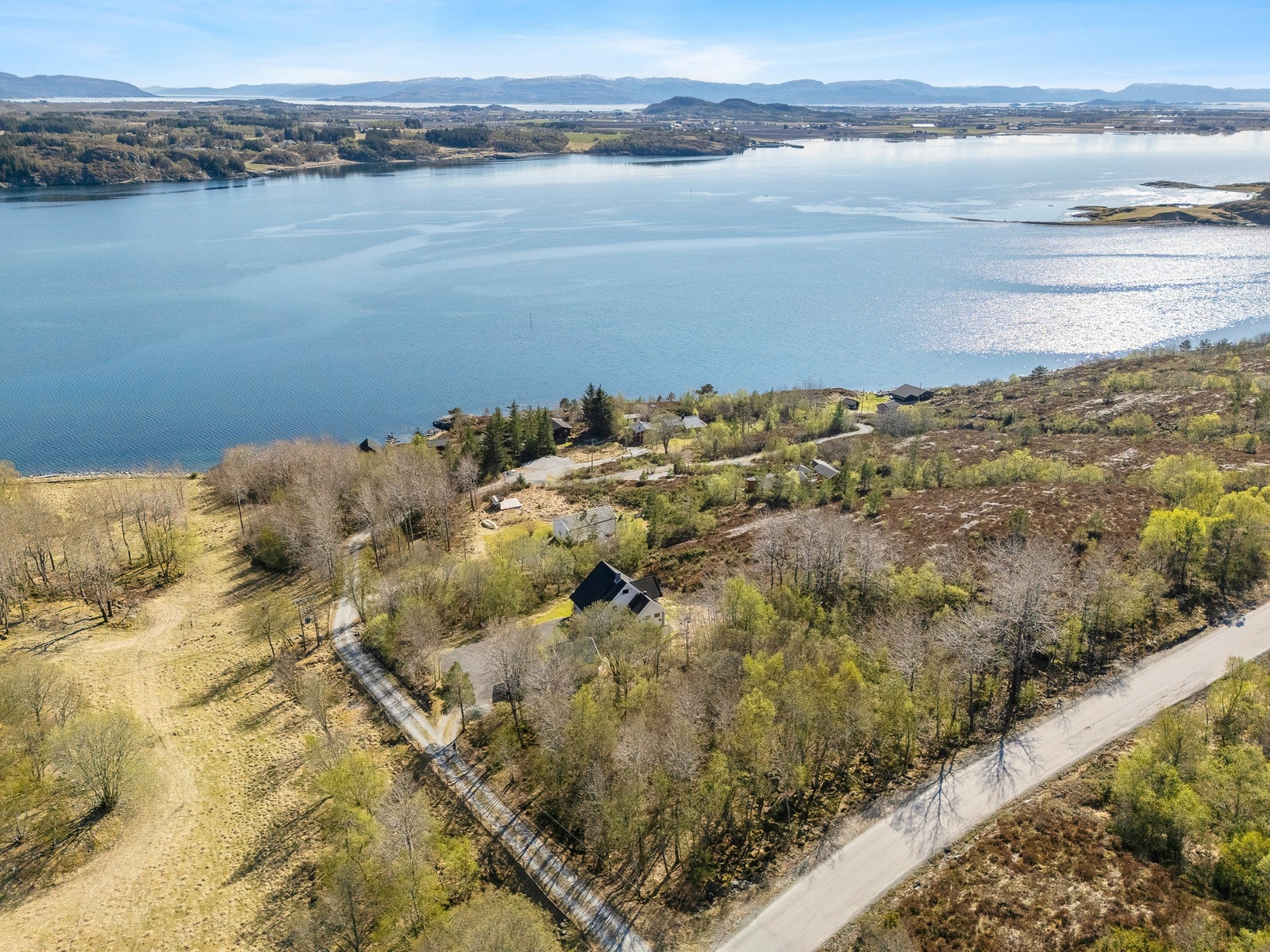 Nabotomten følger også med. Det er den som går inntil veien. Galleribilde