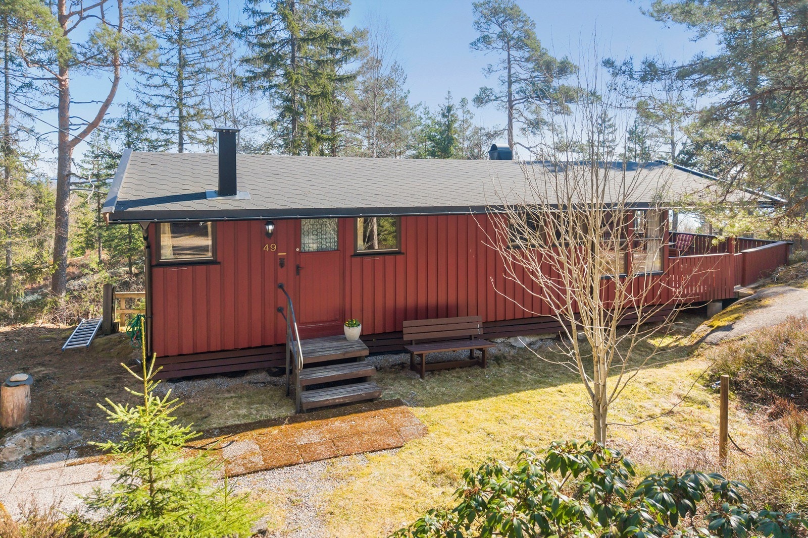 Klassisk og velholdt fritidsbolig med stående trepanel og et solid shingeltak lagt i 2014. Galleribilde