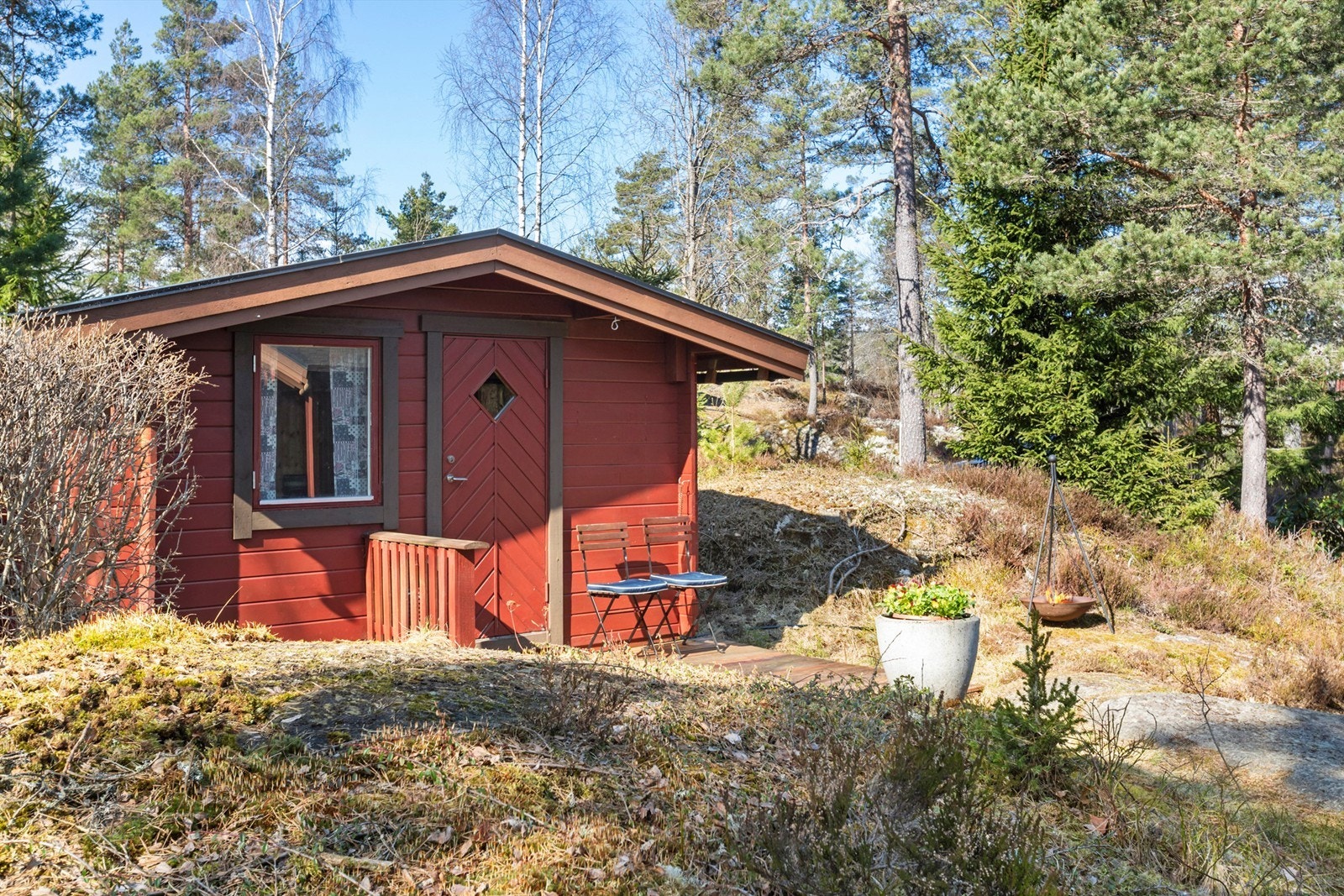 Den frittstående redskapsboden fra ca. 2004, gir verdifull lagringsplass. Galleribilde