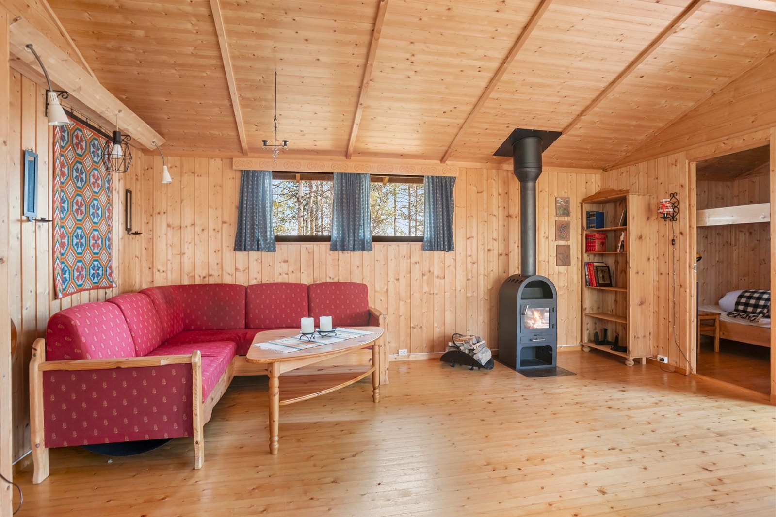 Stuen har tregulv og panelkledde vegger. Galleribilde