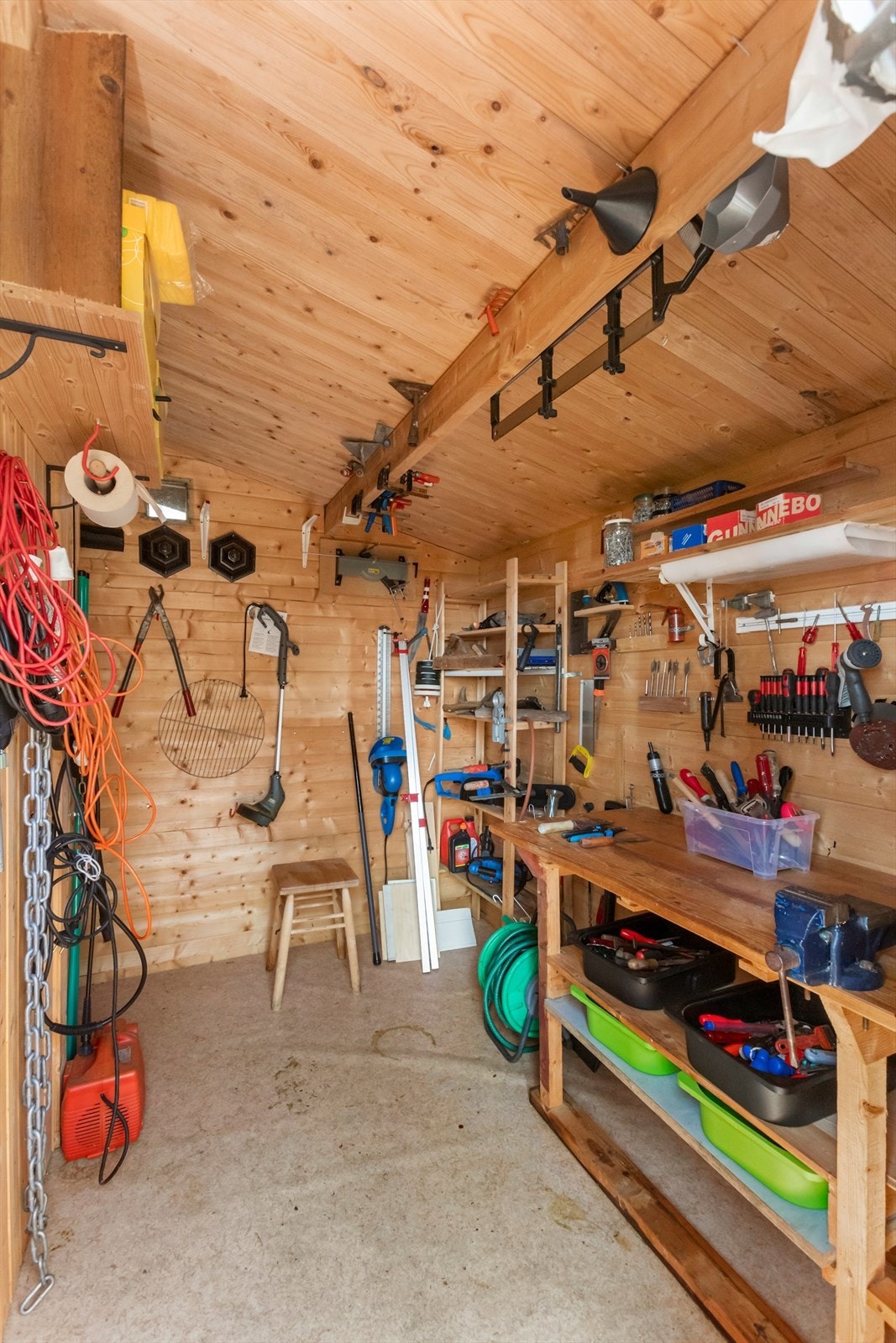 Innvendig er boden innredet som et praktisk verksted med god plass til verktøy og utstyr. Galleribilde