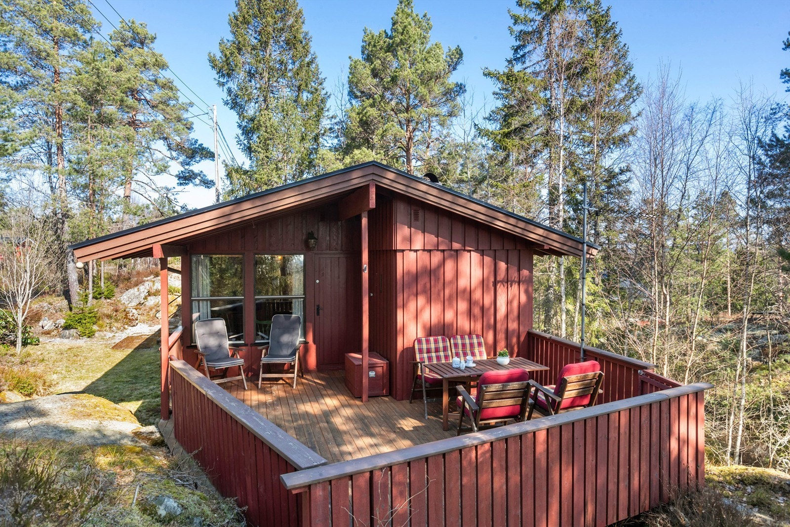 Her er det rikelig med plass for en sittegruppe hvor man kan nyte utsikten mot skogen. Galleribilde