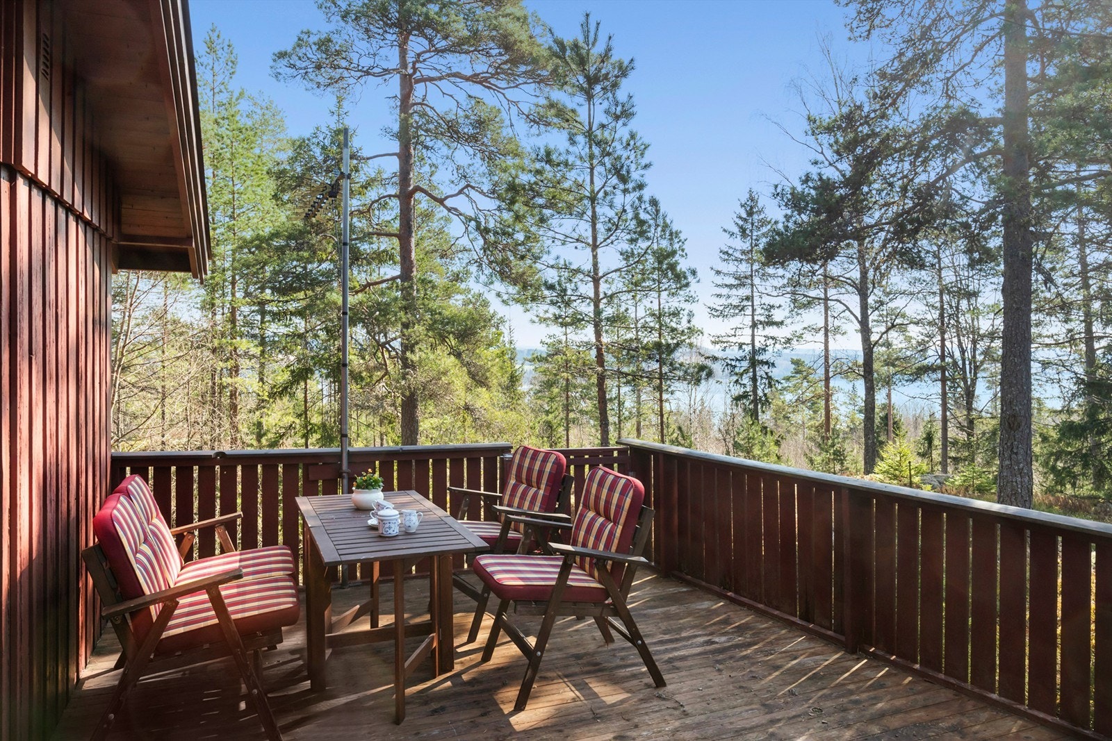 Terrassen er på 20 m² med direkte utgang fra stuen, med god plass for å nyte rolige dager i naturskjønne omgivelser. Galleribilde