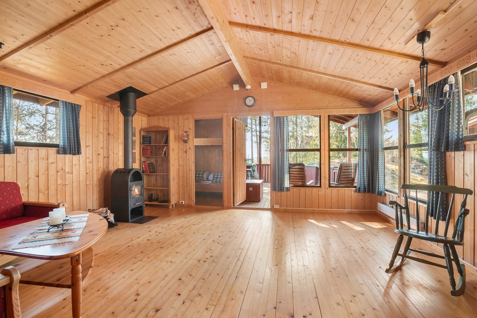 Fra stuen er det direkte utgang til stor terrasse, som visker ut skillet mellom inne og ute. Galleribilde