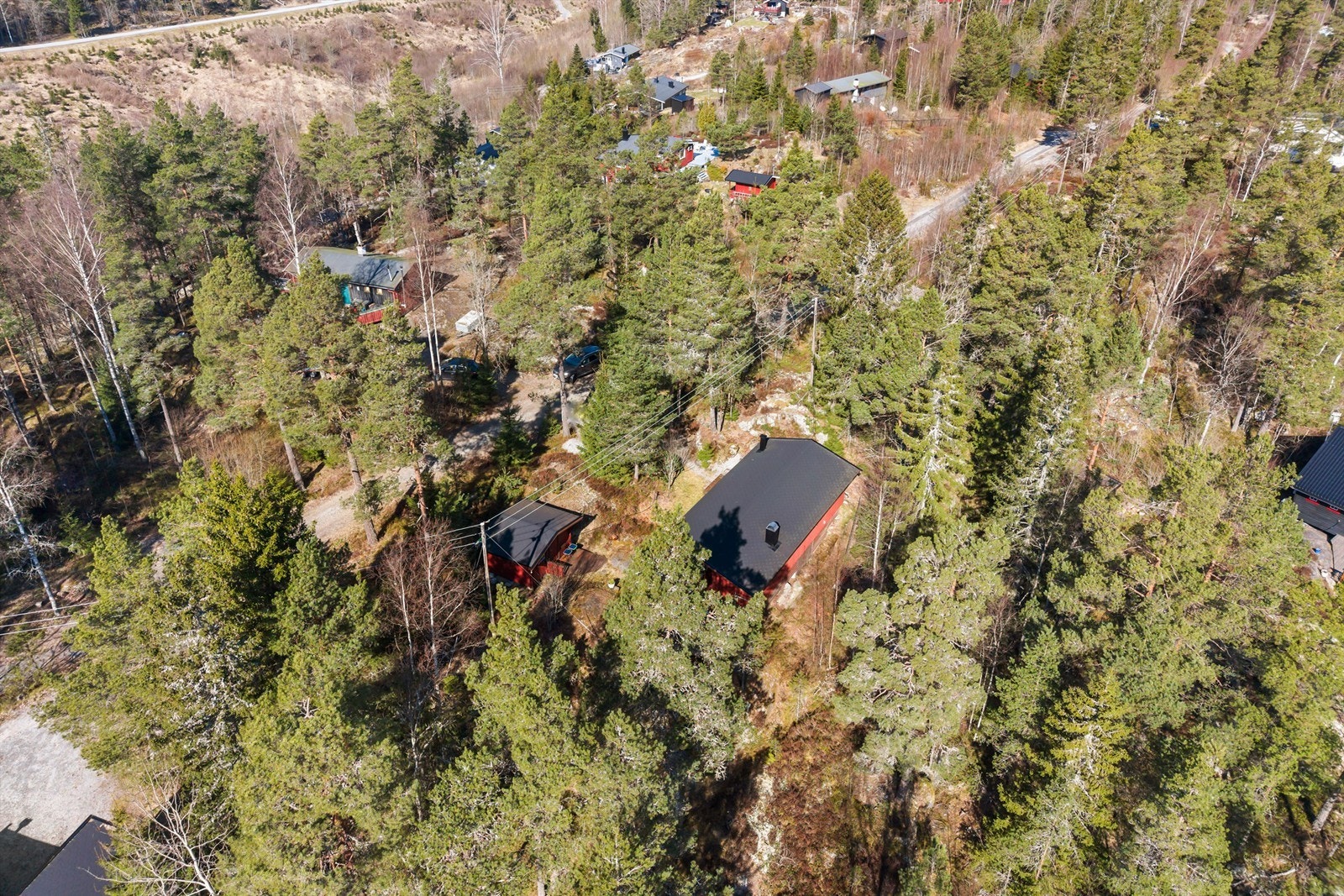 Eiendommen ligger i et etablert hytteområde omgitt av skog og natur. Galleribilde