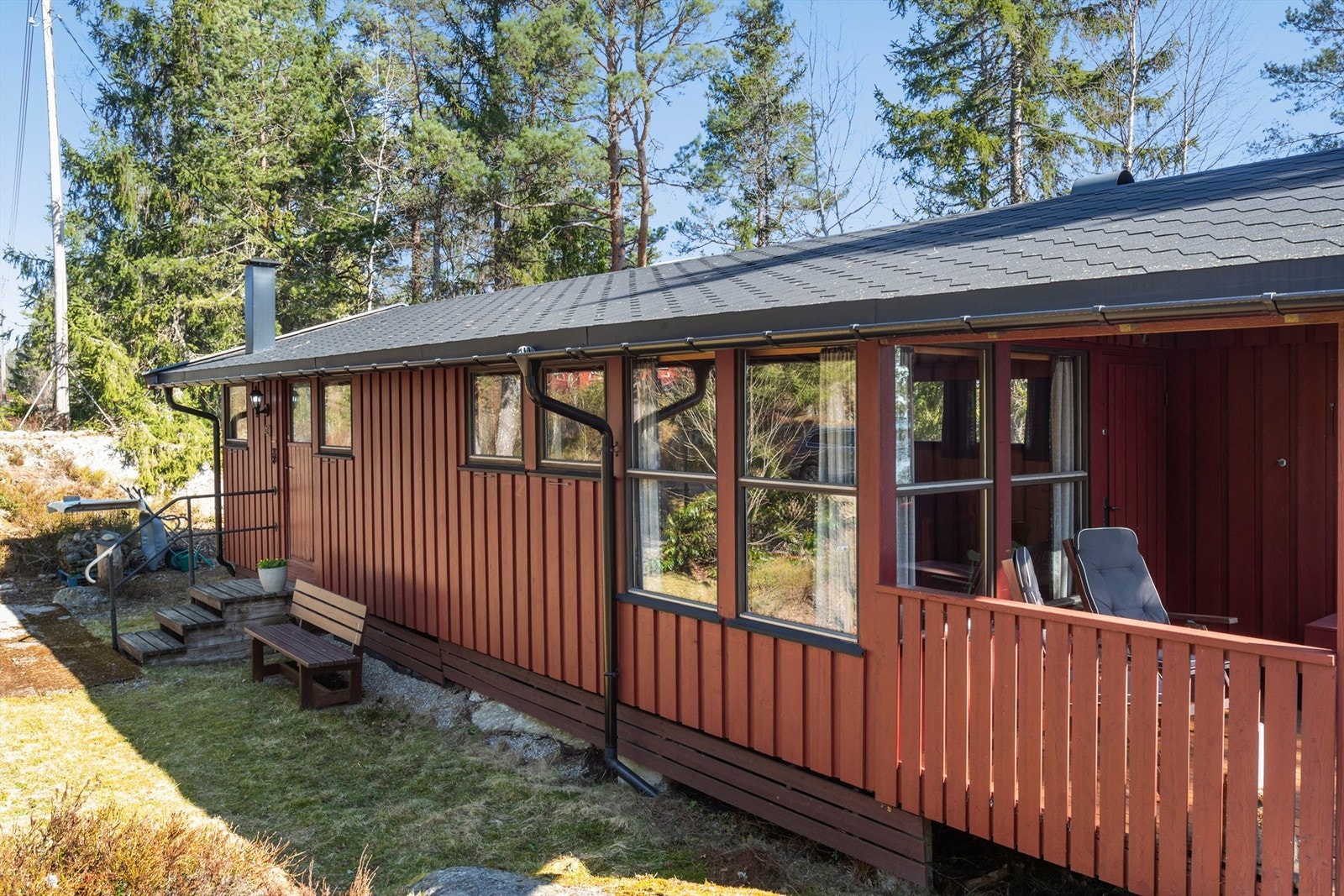 Hytta er fundamentert på søyler og pilarer av betong, tilpasset det skrånende terrenget. Galleribilde